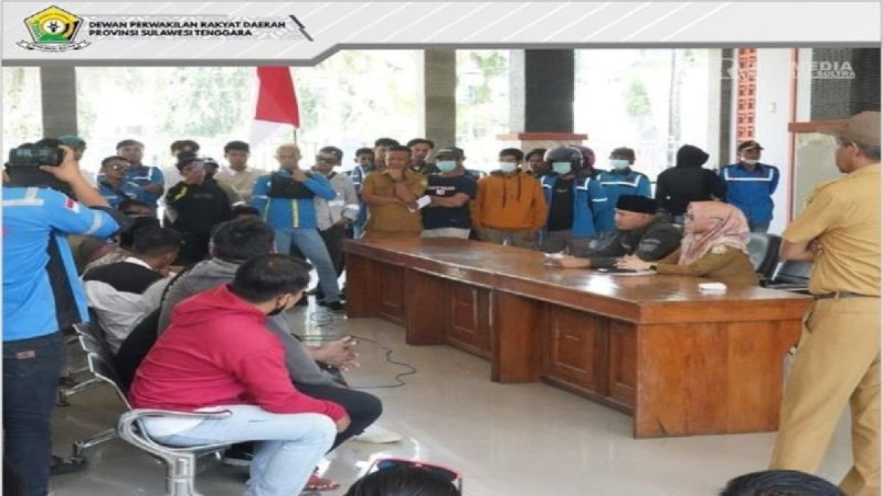 Ratusan pekerja dari PT.OSS yang umumnya sebagai driver, saat mendatangi gedung Aspirasi Sekertariat DPRD Sultra, Rabu, dalam rangka Rapat Dengar Pendapat (RDP) yang dipimpin Ketua DPRD Sultra H.Abdurahman Saleh dan Wakil Ketua Komisi IV DPRD Suultra Sudirman. (Foto Humas DPRD Sultra)