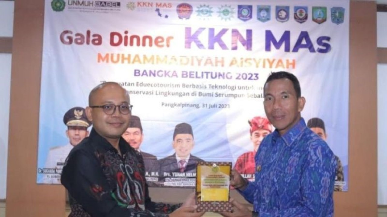 Penjabat Gubernur Kepulauan Bangka Belitung Suganda Pandapotan Pasaribu (kanan) bersama Majelis Pendidikan Tinggi Penelitian dan Pengembangan Pimpinan Pusat Muhammadiyah Amika Wardana saat ramah tamah di Pangkalpinang, Senin malam (31/7/2023) (Diskominfo Babel)