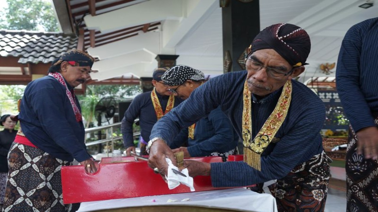 Abdi Dalem Keraton Yogyakarta, Kabupaten Sleman melakukan jamasan atau siraman pusaka Tombak Kyai Turunsih yang merupakan pusaka Kabupaten Sleman pemberian dari Gubernur DIY Sri Sultan HB X, di Pendopo Rumah Dinas Bupati Sleman, Jumat (11/8/2023). ANTARA/HO-Bagian Dinas Kominfo Sleman