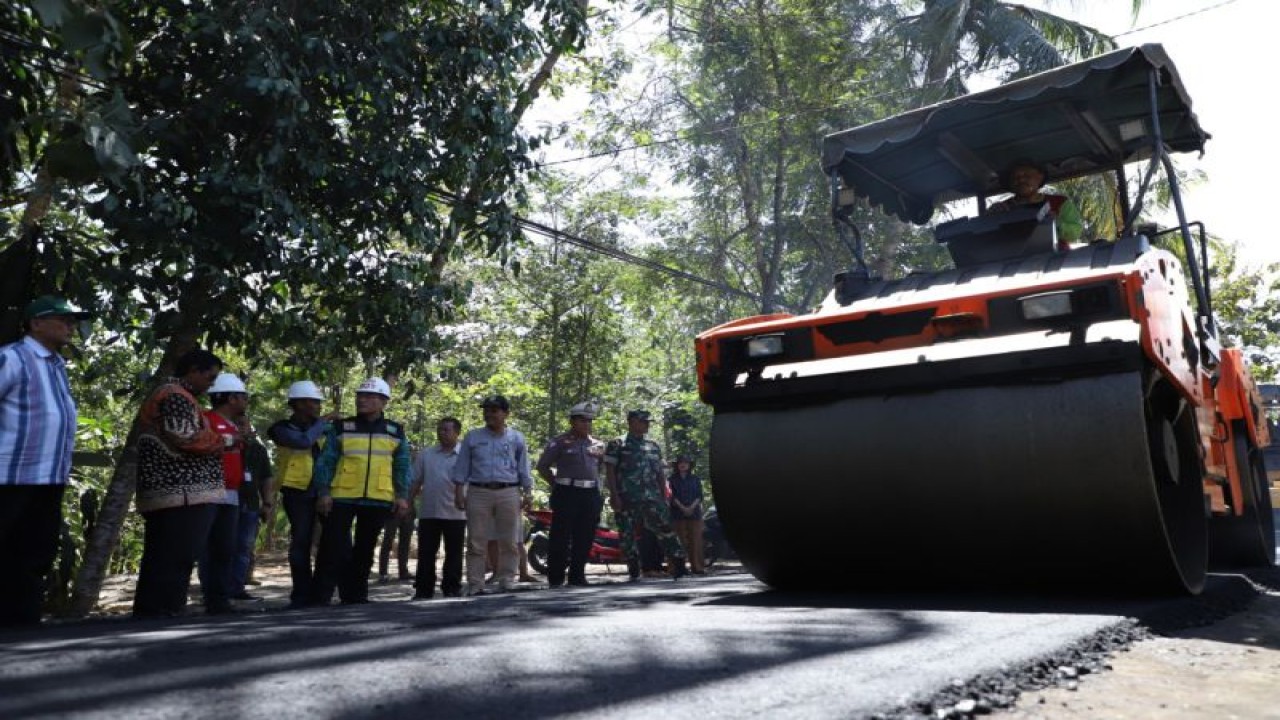 Bupati Bantul Abdul Halim Muslih saat meninjau pengaspalan jalan di ruas Srandakan-Mangiran Kabupaten Bantul, Daerah Istimewa Yogyakarta. Jumat (11/8/2023) ANTARA/HO-Kominfo Pemkab Bantul