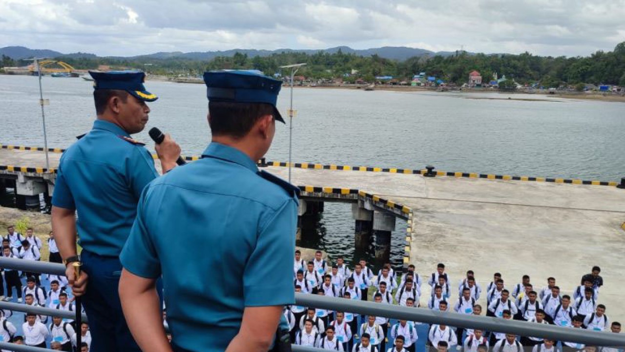 Komandan Lanal Kendari Kolonel Laut (P) Abdul Kadir Mulku Zahari, SE.,M.Tr.Opsla saat memberikan pengarahan kepada calon prajurit TNI AL di Mako Lanal Kendari. (Antara/La Ode Muh Deden Saputra)