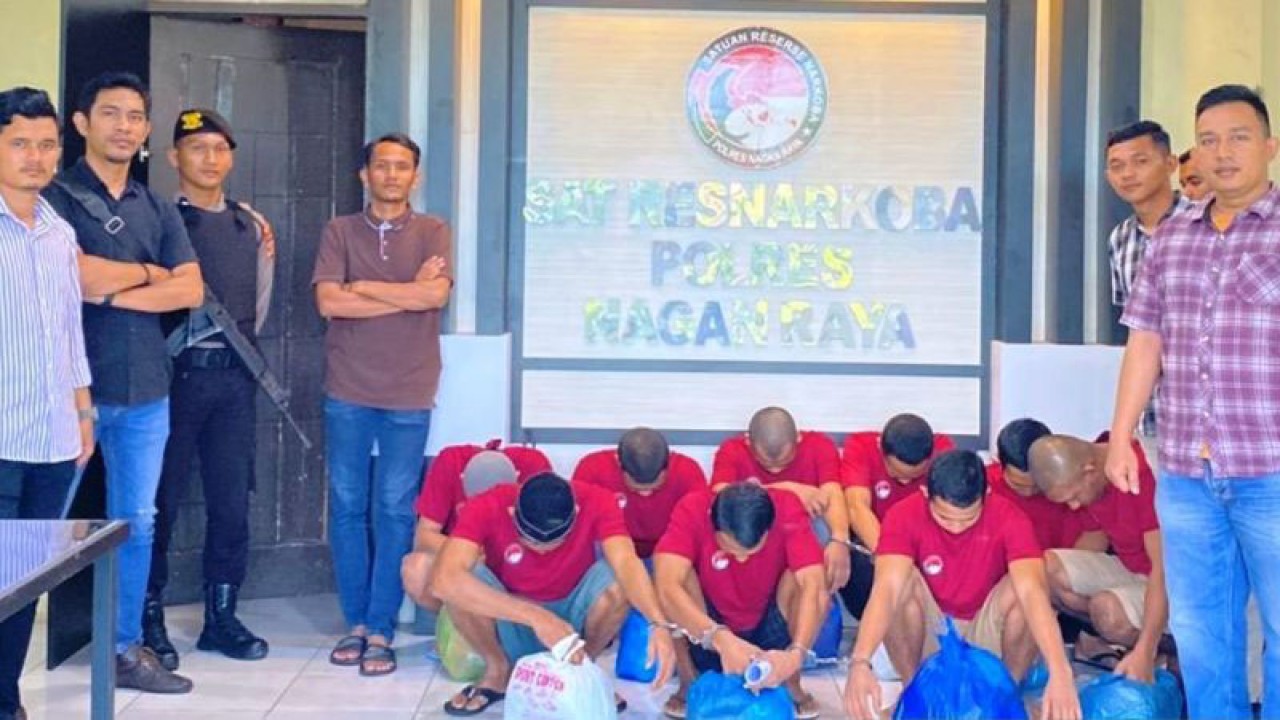 Petugas kepolisian memperlihatkan sejumah tersangka pengedar narkotika sebelum diserahkan ke jaksa, saat diamankan di Satresnarkoba Polres Nagan Raya, Provinsi Aceh, Rabu (30/8/2023). (ANTARA/HO-Dok Satresnarkoba Polres Nagan Raya)