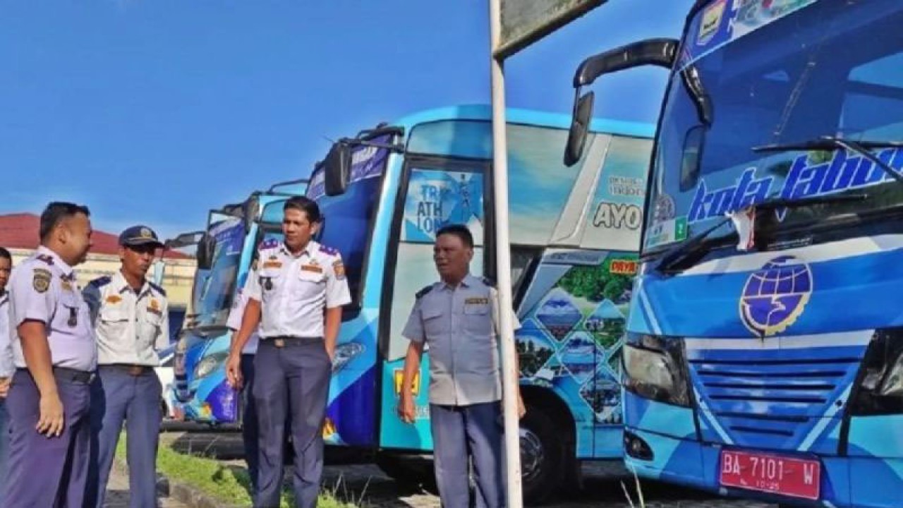 Kepala Dinas Perhubungan Pariaman, Sumbar Afwandi (kiri) sedang berdialog dengan jajarannya guna memastikan kondisi dan kebutuhan untuk meningkatkan pelayanan bus sekolah gratis di Pariaman. Selasa (8/8/2023) FOTO ANTARA/HO-Diskominfo Pariaman