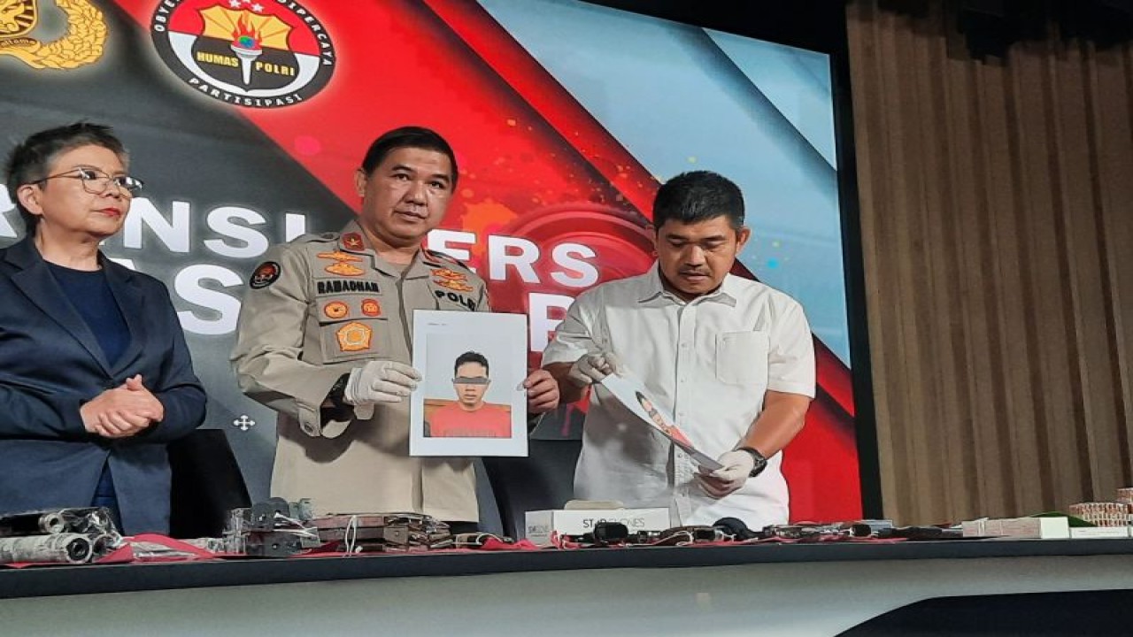 Karopenmas Divisi Humas Polri Brigjen Pol. Ahmad Ramadhan dan Juru Bicara Densus 88 Antiteror Polri Kombes Pol. Aswin Seregar saat memperlihatkan foto wajah tersangka teroris DE dalam konferensi pers di Mabes Polri, Jakarta, Selasa (15/8/2023). (ANTARA/Laily Rahmawaty)