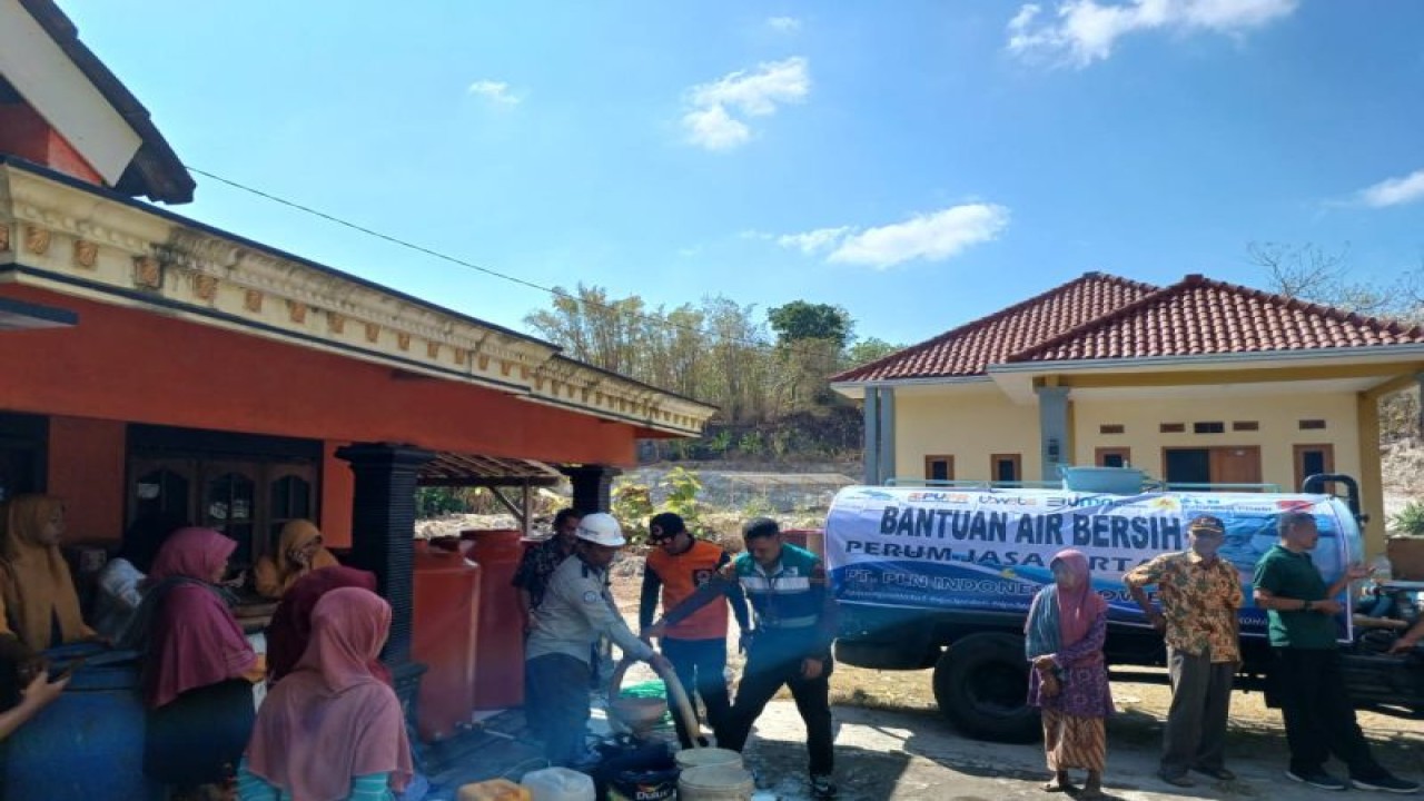 Penyaluran bantuan air bersih yang dilakukan Perum Jasa Tirta I kepada waega di beberapa wilayah di Provinsi Jawa Tengah. (ANTARA/HO-PJTI)