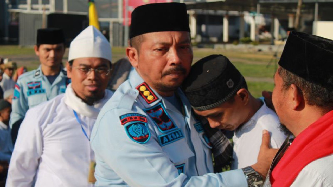 Foto arsip-Kepala Lapas Kelas IIA Lombok Barat Ketut Akbar Herry Achjar memeluk salah seorang narapidana yang menerima remisi pada momentum Hari Raya Idul Fitri Tahun 2021 di Kuripan, Lombok Barat, NTB. ANTARA/Dhimas B.P.