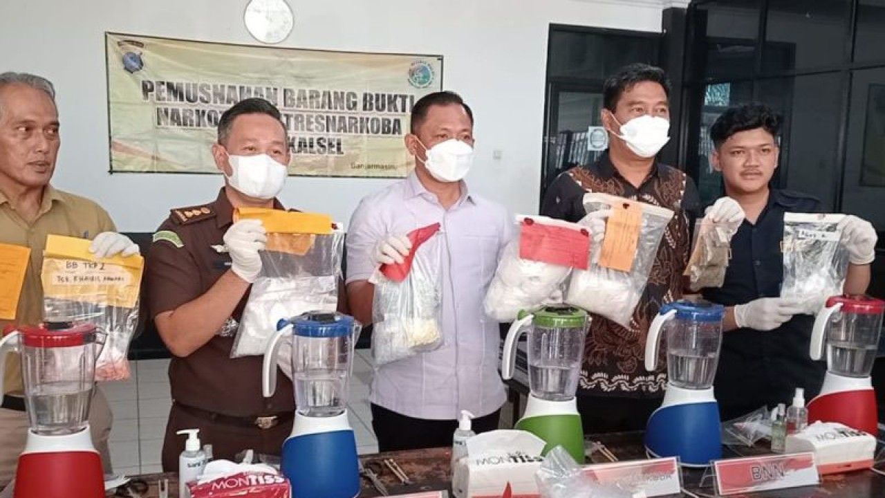 Wadir Resnarkoba Polda Kalsel AKBP Ernesto Saiser memimpin pemusnahan barang bukti narkotika yang disita selama tiga bulan terakhir. (ANTARA/Firman)