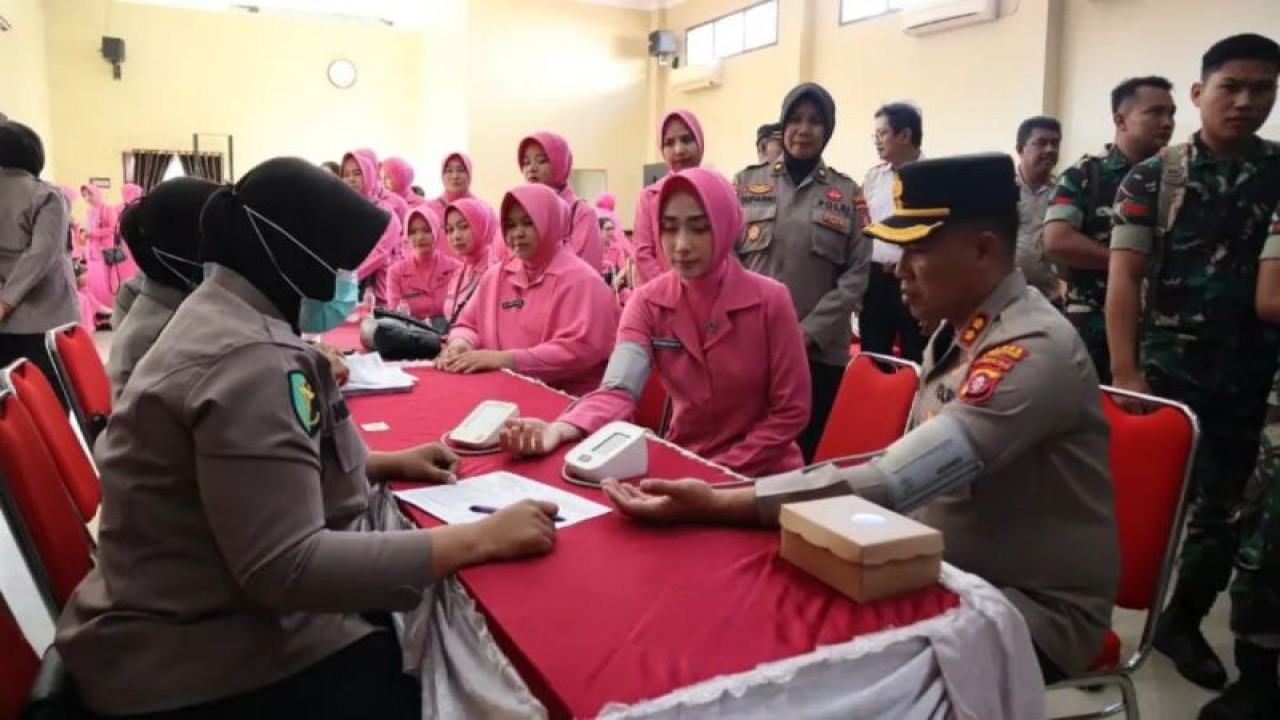 Kapolres Kotawaringin Timur AKBP Sarpani melakukan pengecekan tensi dalam kegiatan donor darah yang dilaksanakan oleh Polwan Polres Kotawaringin Timur, Rabu (9/8/2023). ANTARA/HO-Humas Polres Kotawaringin Timur