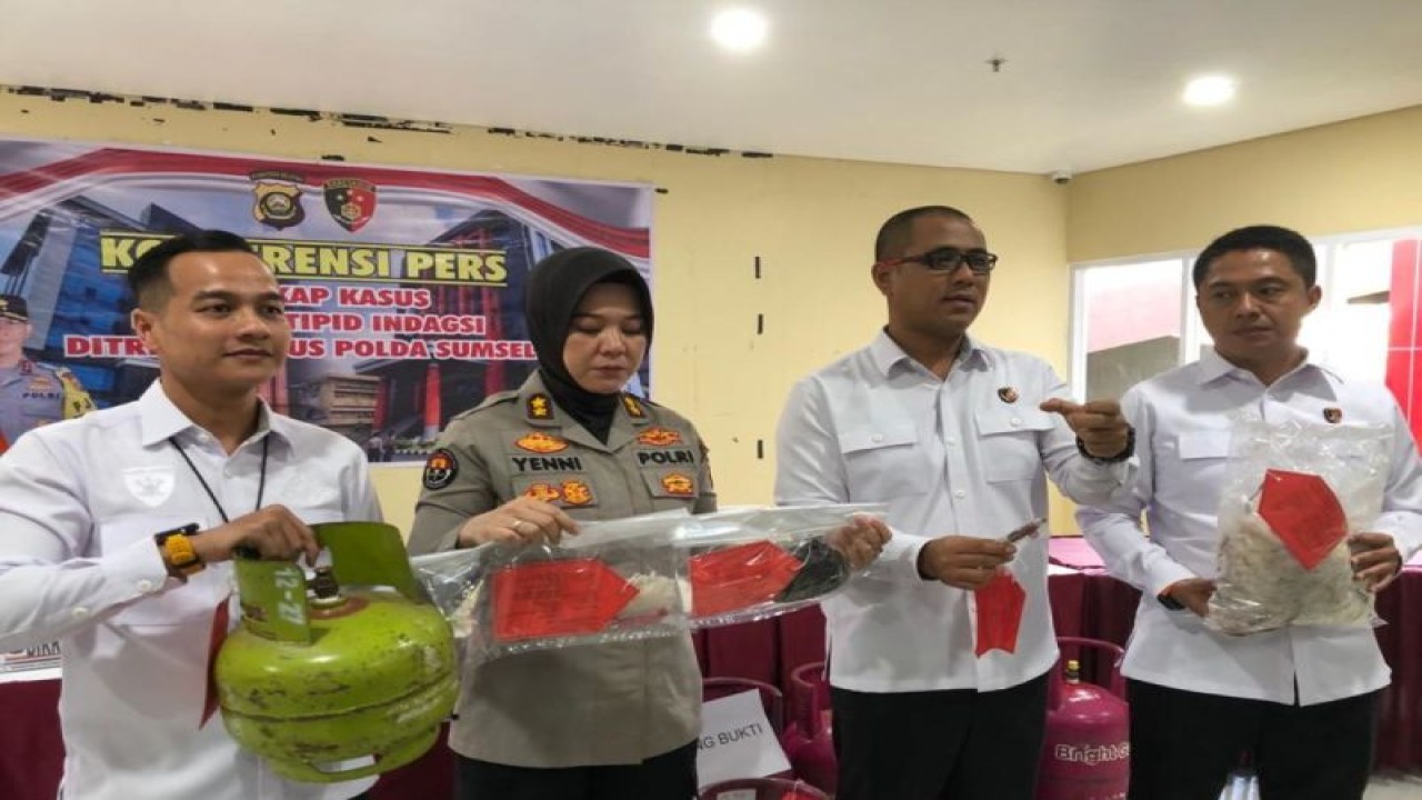 Wakil Direktur Direktorat Reserse Kriminal Khusus Polda Sumsel AKBP Putu Yudha Prawira (dua dari kanan) didampingi penyidik merilis pengungkapan kasus pengoplosan gas elpiji, di Palembang, Rabu (9/8/2023). (ANTARA/Ahmad Rafli Baiduri)