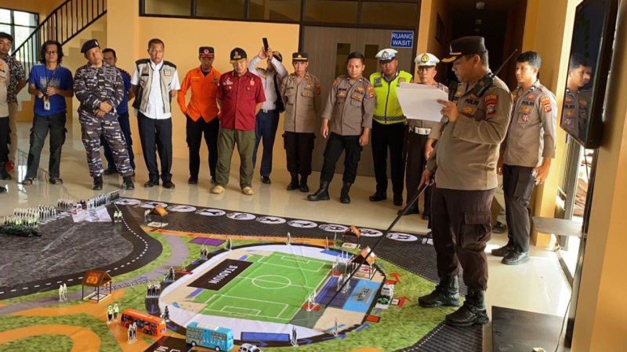 Kapolres Bangka Barat AKBP Ade Zamrah memimpin simulasi uji rencana operasi atau "tactical floor game" (TFG) skema pengamanan pembukaan Porprov VI Babel yang dilaksanakan di Sports Centre Sejiran Setason, Mentok. (ANTARA/ Donatus Dasapurna)