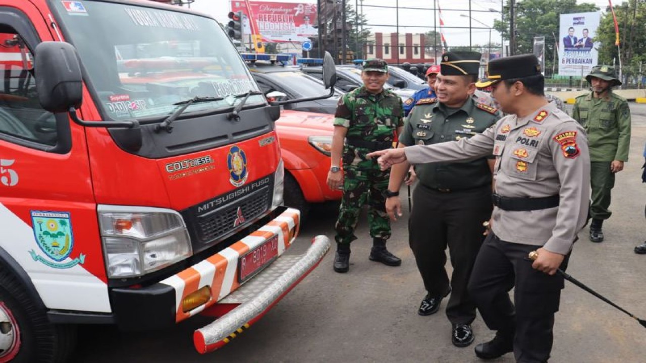 Kepala Polres Purbalingga AKBP Hendra Irawan bersama Dandim 0702/Purbalingga Letkol Inf Dipo Sabungan Lumban Gaol mengecek armada pemadam kebakaran usai Apel Gelar Pasukan Satgas Penanganan Kebakaran Hutan dan Lahan di Wilayah Kabupaten Purbalingga yang dilaksanakan di halaman Markas Polres Purbalingga, Kamis (24/8/2023). (ANTARA/HO-Polres Purbalingga)