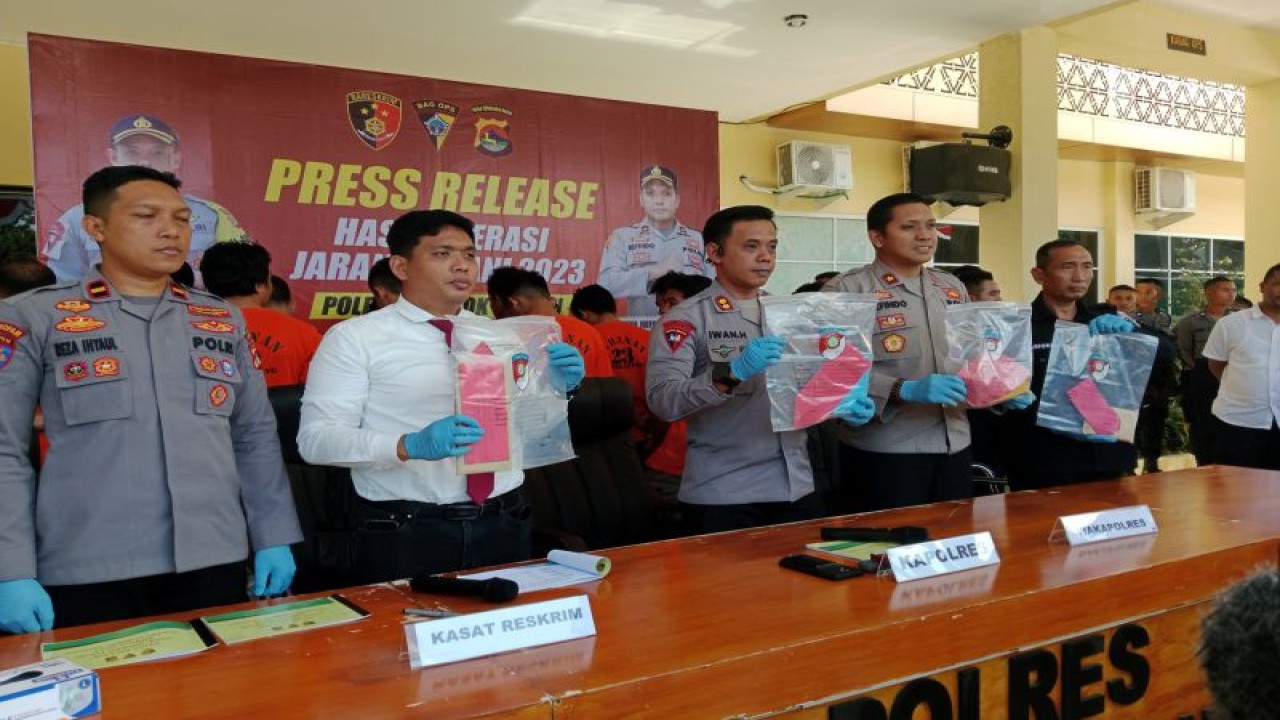 Kapolres Lombok Tengah, Provinsi Nusa Tenggara, AKPB Iwan Hidayat (Tengah) saat acara konferensi pers pengungkapan kasus hasil operasi jaran Rinjani 2023 di halaman polres setempat, Senin (14/8/2023) (ANTARA/Akhyar Rosidi)