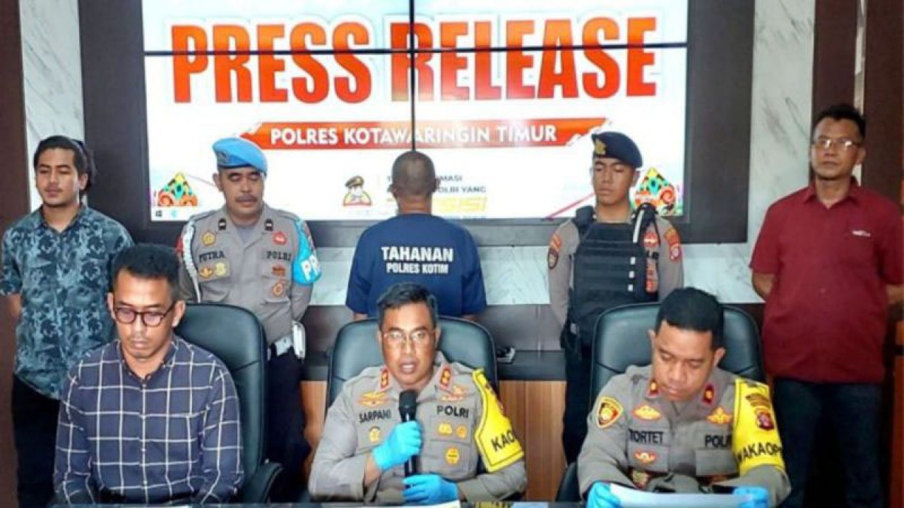 Kapolres Kotawaringin Timur AKBP Sarpani didampingi Wakapolres dan Kasat Reskrim memberikan keterangan pers terkait perkara penambangan ilegal, di Sampit, Kalteng, Kamis (3/8/2023). ANTARA/Norjani