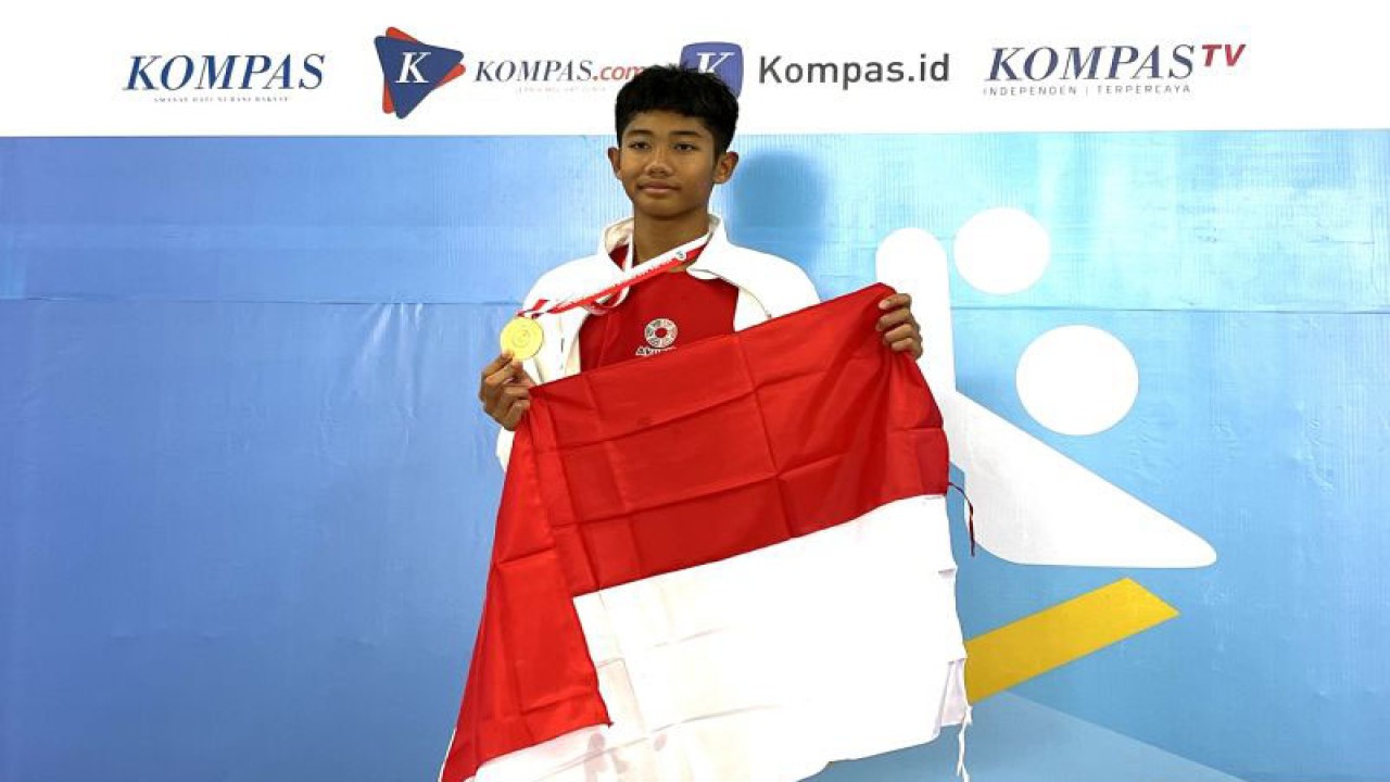 Perenang junior Akhmad Javier Hamid berpose dengan medali emas yang ia raih di nomor 100 meter gaya punggung putra pada SEA Age Group Championship 2023 di Stadion Akuatik GBK Jakarta, Kamis (24/8/2023). (ANTARA/Arnidhya Nur Zhafira)
