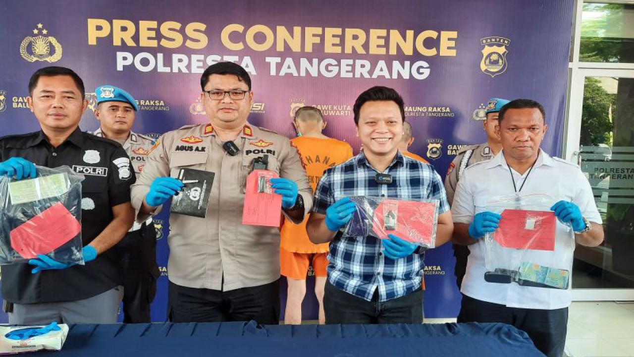 Kapolsek Tigaraksa AKP Agus Ahmad didampingi Kepala Unit Reserse Kriminal (Kasatreskrim) Polresta Tangerang Kompol Arif Nazzarudin menunjukan barang bukti hasil ungkap kasus curanmor. (Azmi Samsul Maarif)