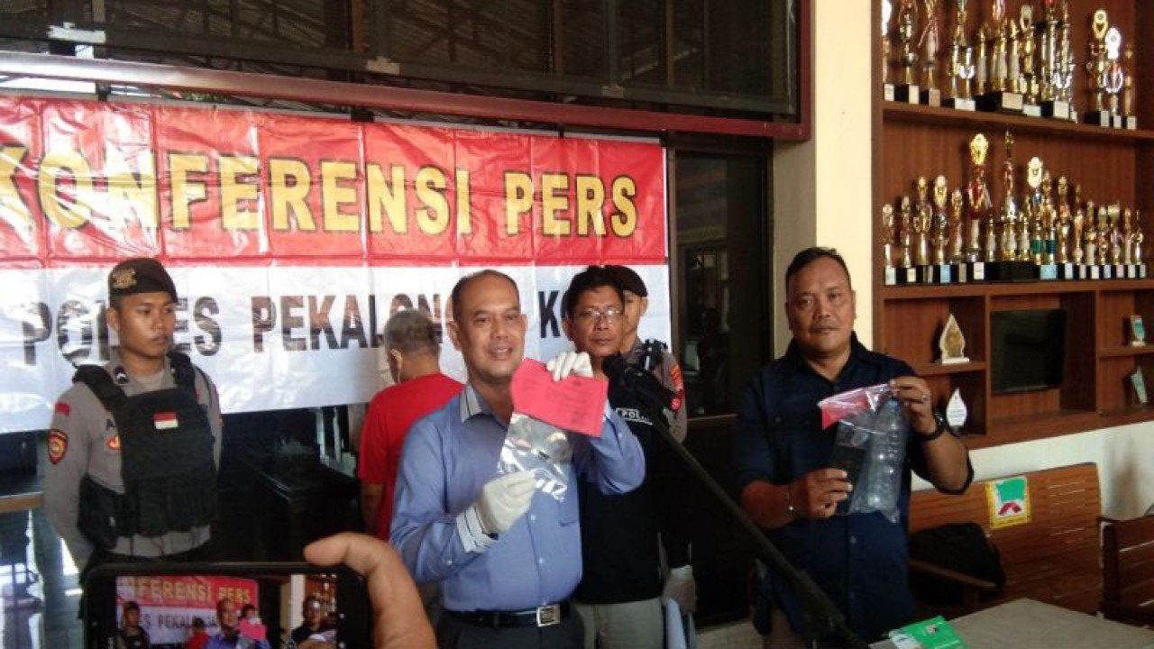 Kepala Satuan Reserse Narkoba Polres Pekalongan Kota AKP Budi Prayitno didampingi Kasi Humas Iptu Purno Utomo pada saat Konferensi pers kasus narkoba di Pekalongan, Jawa Tengah, Rabu (23/8/2028). ANTARA/Kutnadi
