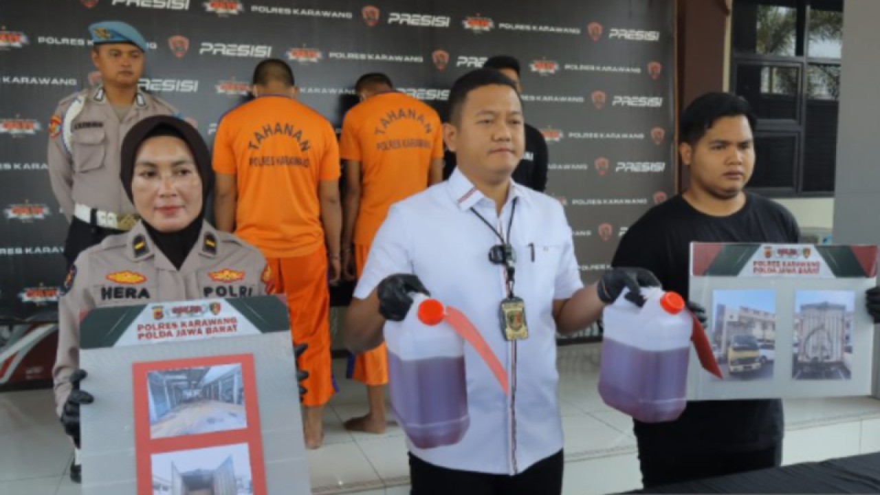 Kasatreskrim Polres Karawang, AKP Arief Bastomy (tengah) saat ekspos pengungkapan kasus penyalahgunaan BBM bersubsidi. (ANTARA/Ali Khumaini)