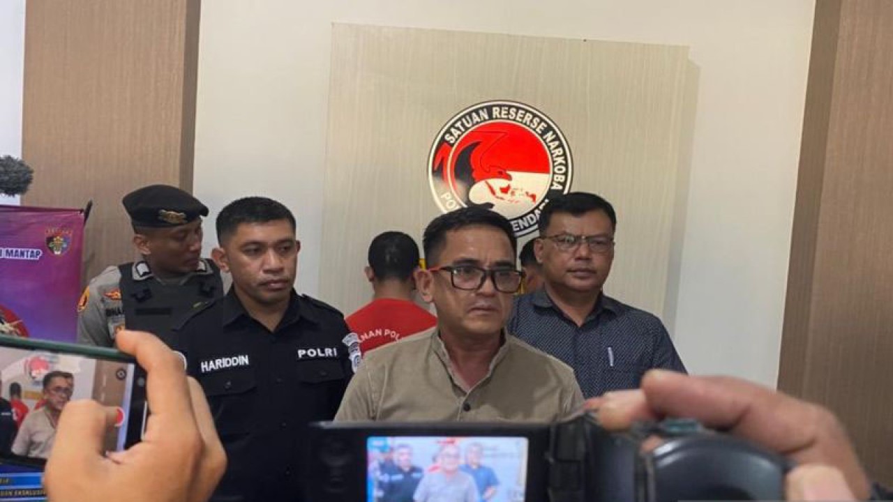 Kasat Resnarkoba Polresta Kendari AKP Bahri (tengah) saat melakukan konferensi pers. (Antara/La Ode Muh Deden Saputra)