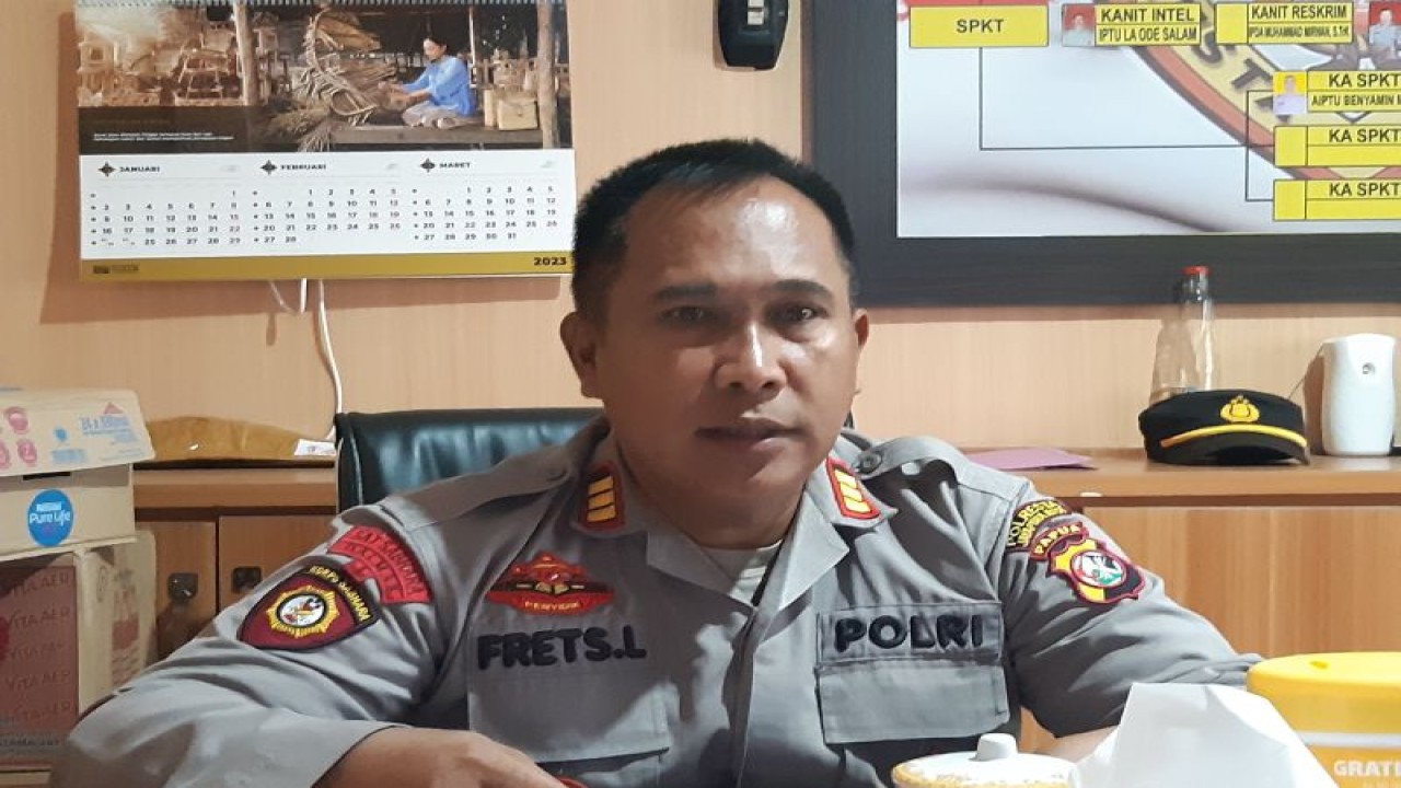 Kapolsek Japsel AKP Frets Lamahan (ANTARA/Ardiles Leloltery)