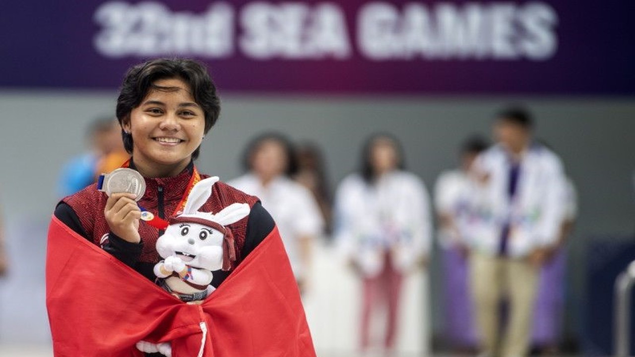 Ilustrasi - Atlet loncat indah putri Indonesia Gladies Lariesa Garina menunjukkan medali perak usai upacara penyematan saat SEA Games 2023 di Aquatics Center, Morodok Techno National Stadium, Kamboja, Senin (8/5/2023). ANTARA FOTO/M Agung Rajasa/rwa.