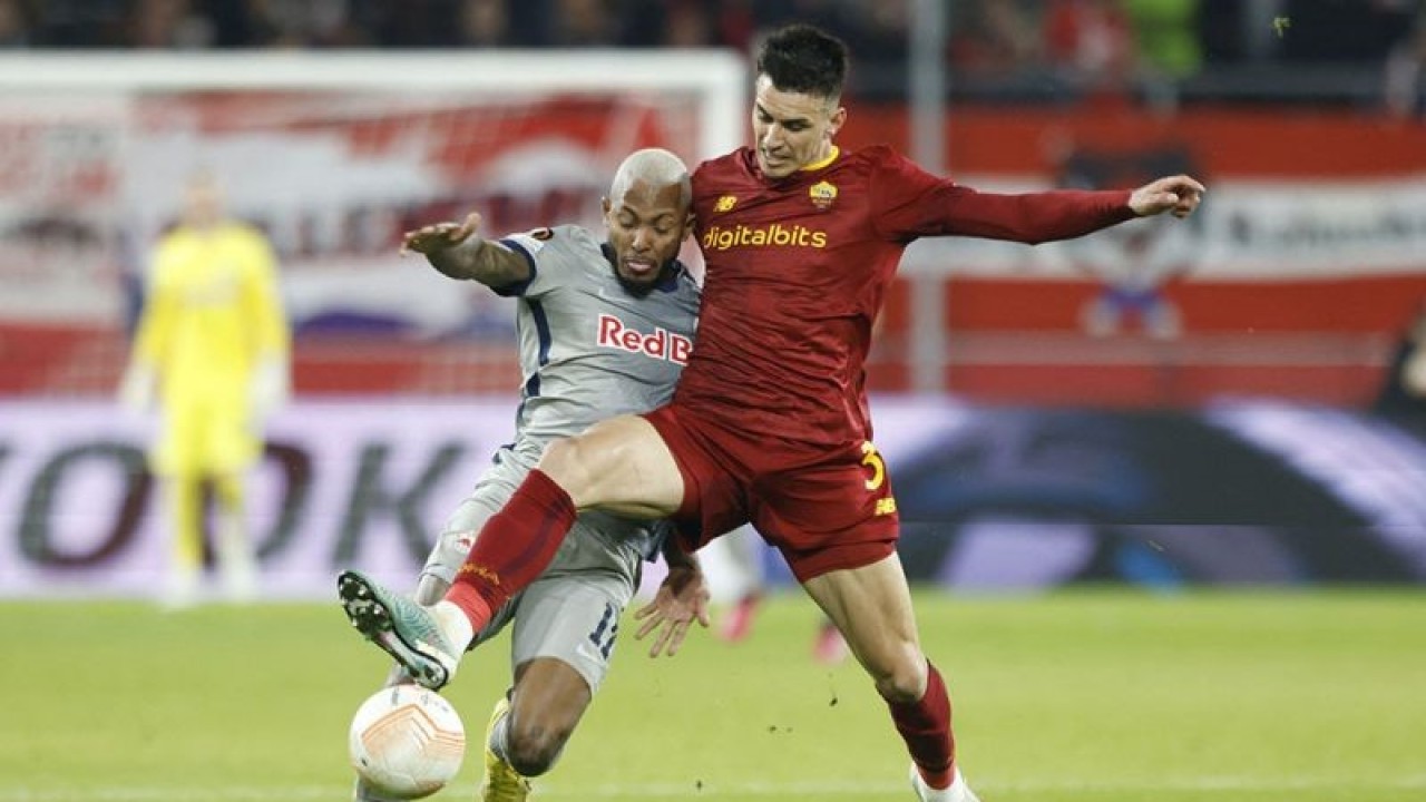 Pemain FC Salzburg Fernando berebut bola dengan pemain AS Roma Roger Ibanez dalam pertandingan Leg 1 Play Off 16 besar Liga Europa di Stadion Red Bull Arena, Salzburg, Austria, Jumat (17/2/2023) dini hari. AS Roma gagal raih kemenangan di laga tandangnya itu setelah dikalahkan FC Salzburg dengan skor 0-1. ANTARA FOTO/Reuters-​​​​​​​Michaela Rehle/nym.