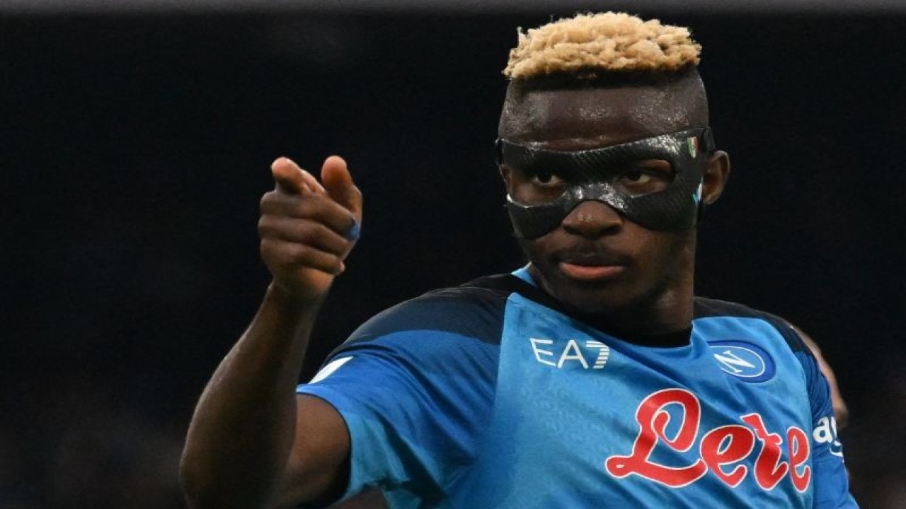 Selebrasi Victor Osimhen setelah mencetak gol untuk Napoli dalam pertandingan Liga Italia melawan Sampdoria di Stadion Diego Armando Maradona pada 4 Juni 2023. Klub Arab Saudi ajukan tawaran fantastis untuk boyong Osimhen dari Napoli. ANTARA/AFP/TIZIANA FABI