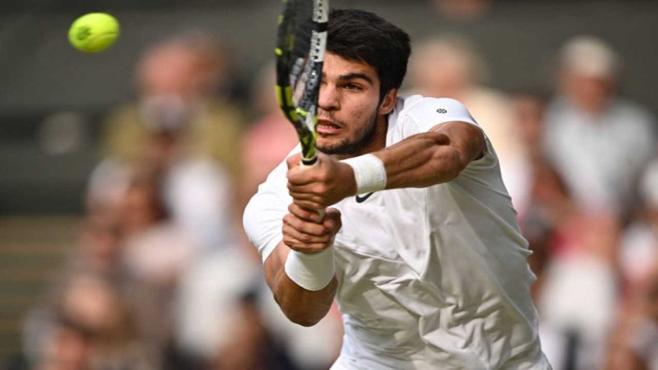 Petenis Spanyol Carlos Alcaraz beraksi selama pertandingan final Wimbledon melawan petenis Serbia Novak Djokovic di All England Lawn Tennis and Croquet Club, London, Inggris, Minggu (16/7/2023). (ANTARA/REUTERS/Dylan Martinez)