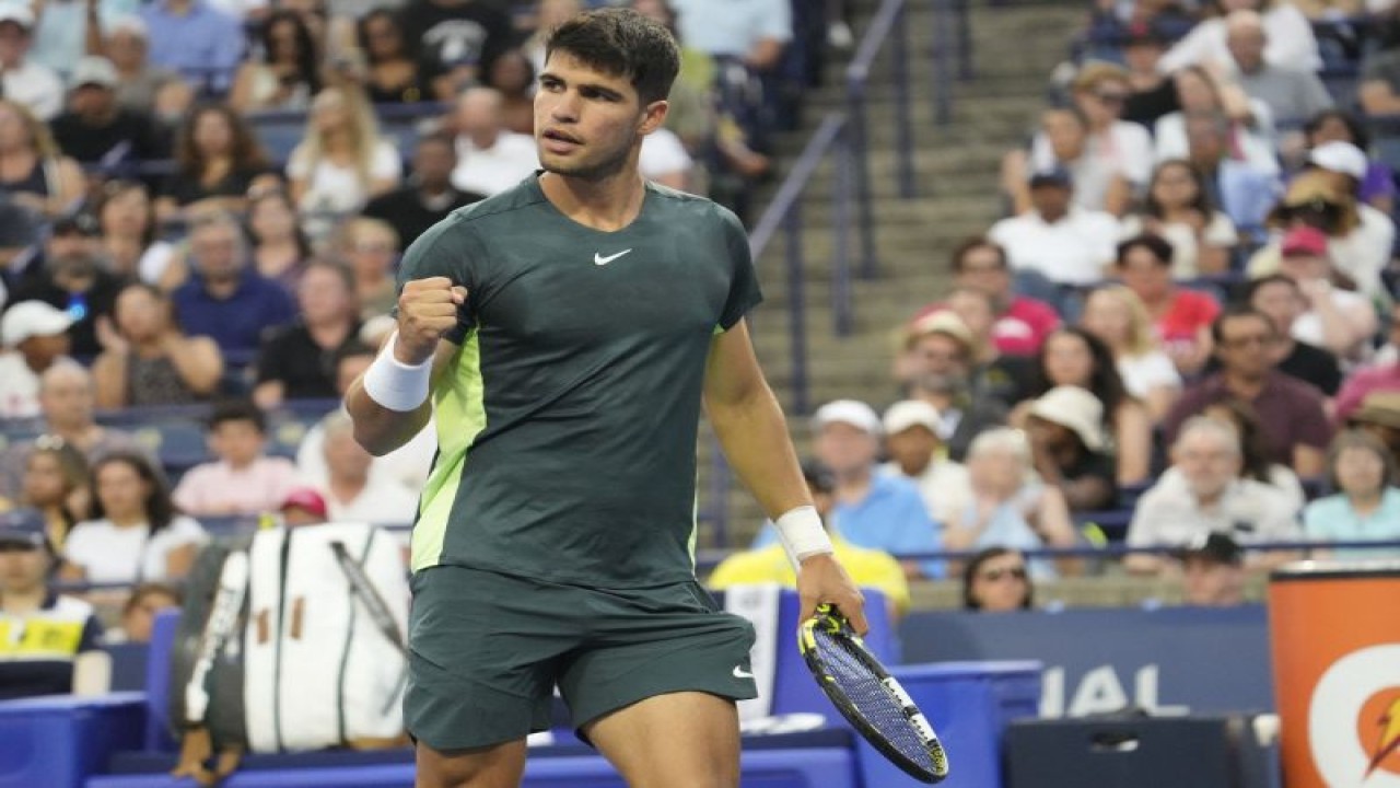 Petenis Spanyol Carlos Alcaraz bereaksi dalam pertandingan ATP Toronto Masters melawan petenis AS Ben Shelton di Stadion Sobeys, Toronto, Ontario, Kanada, Rabu (9/8/2023). (ANTARA/REUTERS/USA TODAY Sports/John E. Sokolowski)