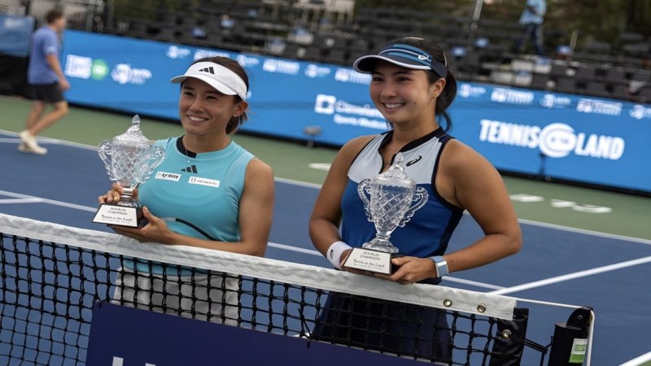 Petenis putri Indonesia Aldila Sutjiadi (kanan) bersama petenis Jepang Miyu Kato (kiri) berpose dengan trofi setelah memenangi WTA 250 bertajuk Tennis in the Land di Cleveland, Ohio, AS, Sabtu (26/8/2023). (ANTARA/instagram.com/WTA)