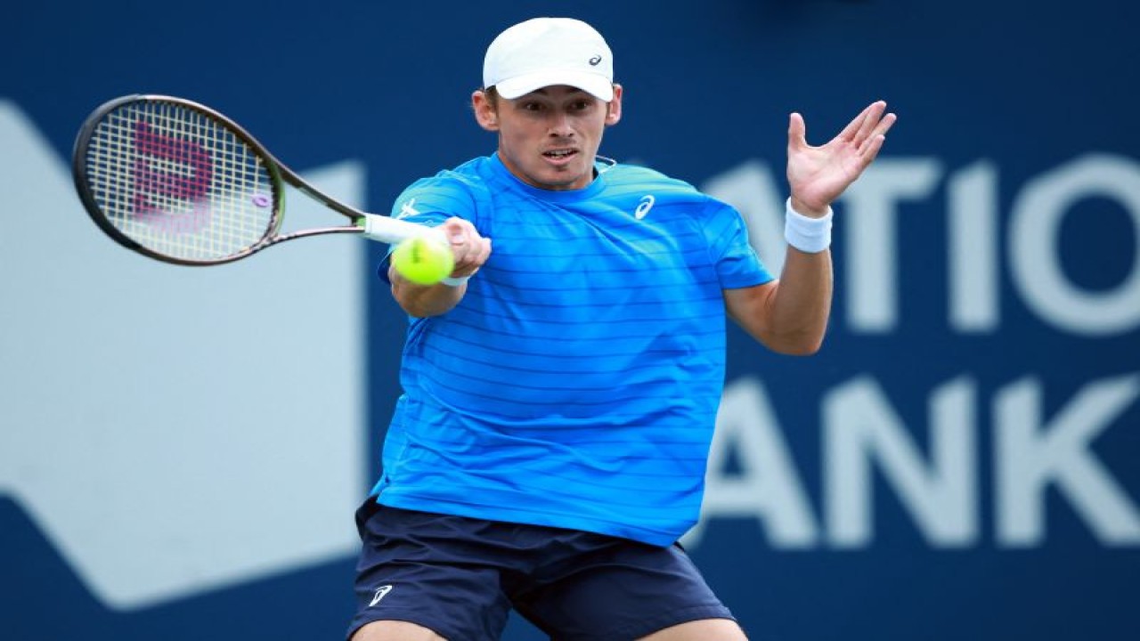 Petenis Australia Alex De Minaur bereaksi dalam pertandingan perempat final Toronto Masters melawan petenis Rusia Daniil Medvedev di Stadion Sobeys, Toronto, Ontario, Kanada, Jumat (11/8/2023). (ANTARA/AFP/VAUGHN RIDLEY)