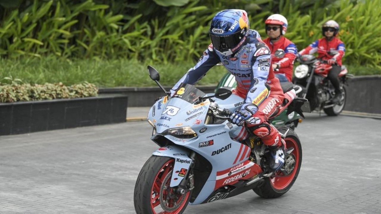 Pembalap Gresini Racing MotoGP 2023 Alex Marquez (kiri) mengendarai motornya saat temu dan berkendara bersama penggemar di Senayan Park, Jakarta, Selasa (7/2/2023). Kegiatan tersebut merupakan salah satu rangkaian kunjungan Gresini Racing Team di Indonesia untuk memperkenalkan pembalap barunya Alex Marquez dalam mengarungi MotoGP 2023. ANTARA FOTO/M Risyal Hidayat/foc.