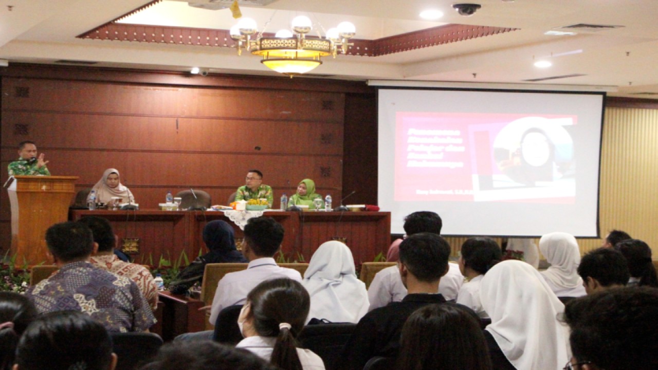Sekretaris Kota Administrasi Jakarta Selatan Ali Murthadho saat membuka acara Peningkatan Kesadaran Hukum dan Hak Asasi Manusia (HAM) Tingkat Kota Administrasi Jakarta Selatan Tahun 2023 memiliki tema "Kenakalan Remaja Bagi Siswa SMA" di Kantor Wali Kota Jakarta Selatan, Kamis (10/8/2023). ANTARA/HO-Sudin Kominfotik Jakarta Selatan