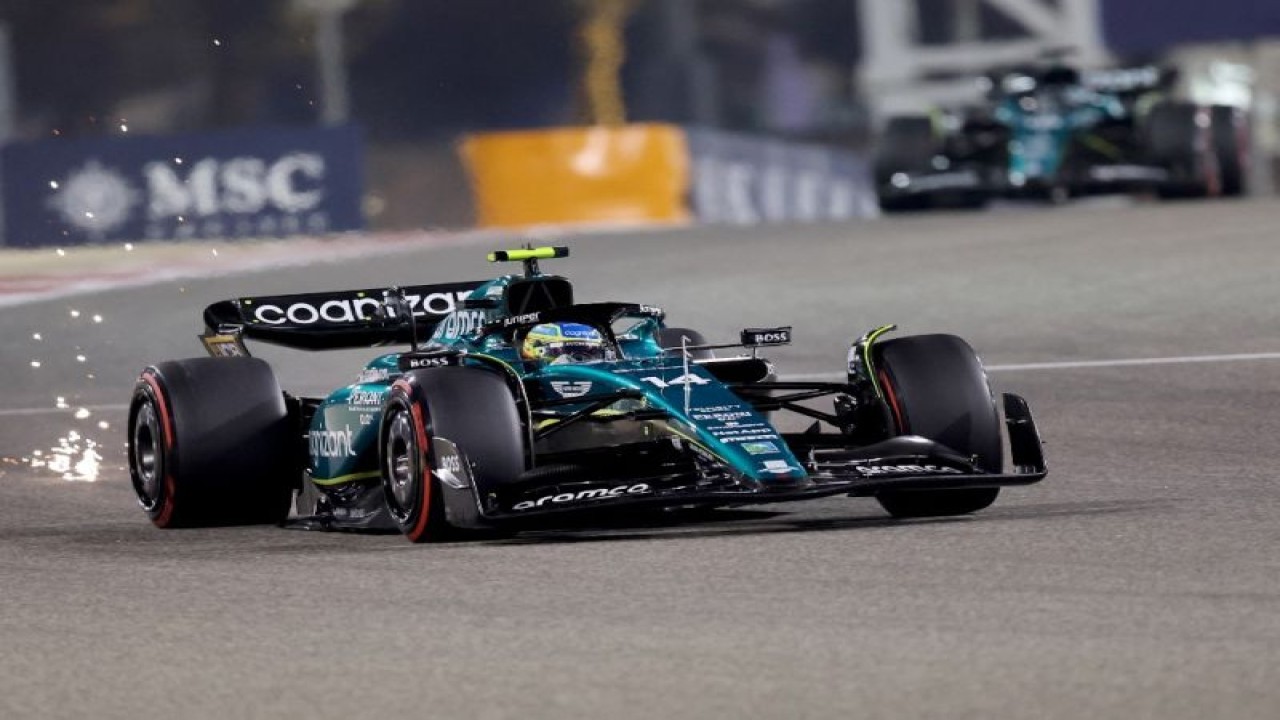 Arsip - Pebalap tim Aston Martin Fernando Alonso menjalani sesi latihan kedua Grand Prix Bahrain, Sirkuit Internasional Bahrain, Sakhir. (3/3/2023) (AFP/GIUSEPPE CACACE)