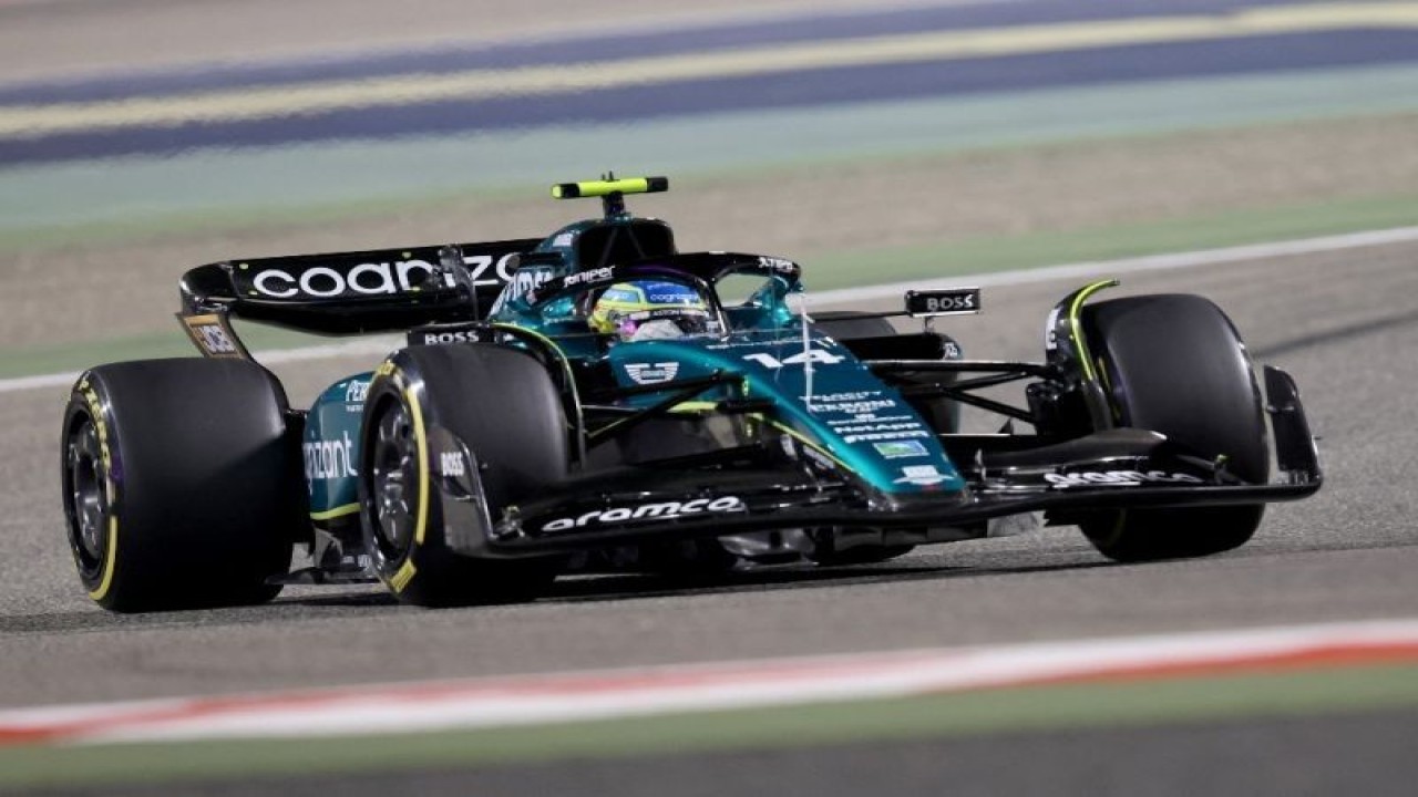 Arsip - Pebalap tim Aston Martin Fernando Alonso menjalani sesi latihan bebas kedua Grand Prix Bahrain di Sirkuit Internasional Bahrain, Sakhir. (3/2/2023) (AFP/GIUSEPPE CACACE)