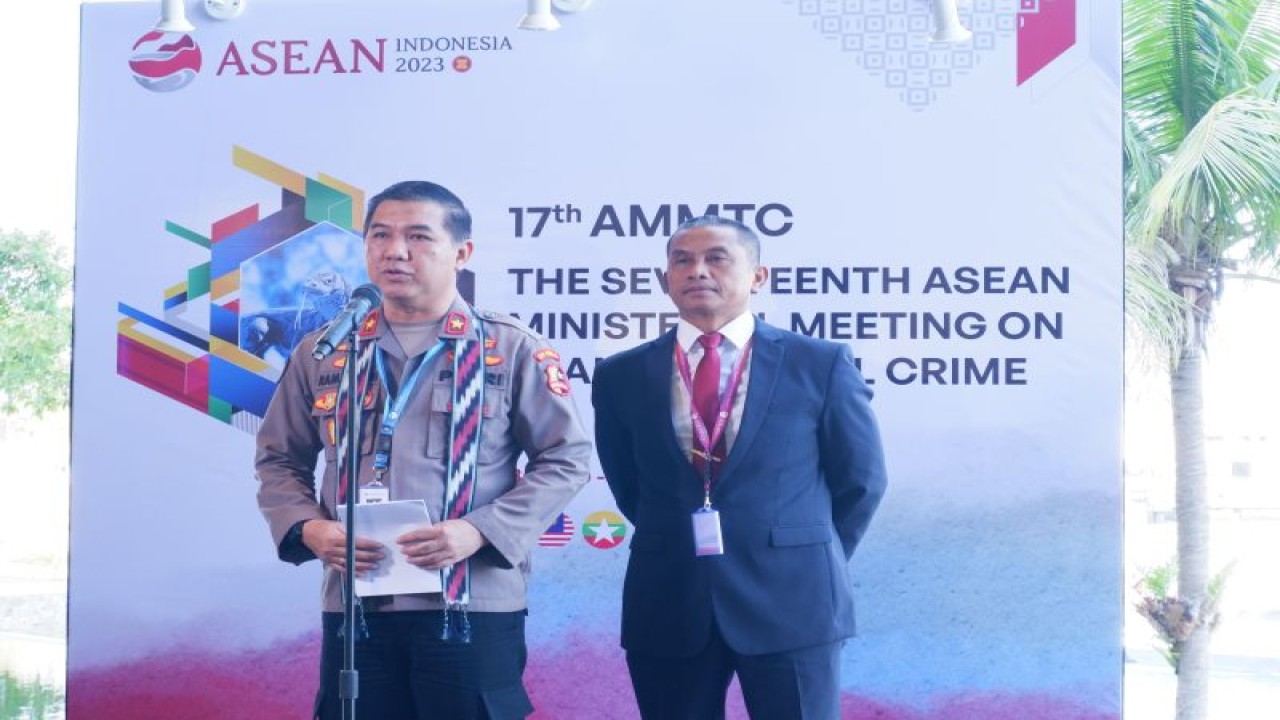 Karopenmas Divisi Humas Polri Brigjen Pol. Ahmad Ramadhan saat memberikan keterangan pers tentang pembukaan AMMTC Ke-17 di Labuan Bajo, Kabupaten Manggarai Barat, NTT, Senin (21/8/2023). (ANTARA/Fransiska Mariana Nuka)