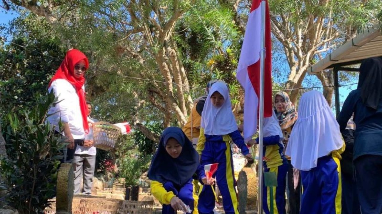 Siswa SD Negeri 3 Parakan Kauman, Kabupaten Temanggung, berziarah di makam pejuang K.H. Subchi di Parakan, Temanggung, Rabu (16/8/2023). ANTARA/Heru Suyitno