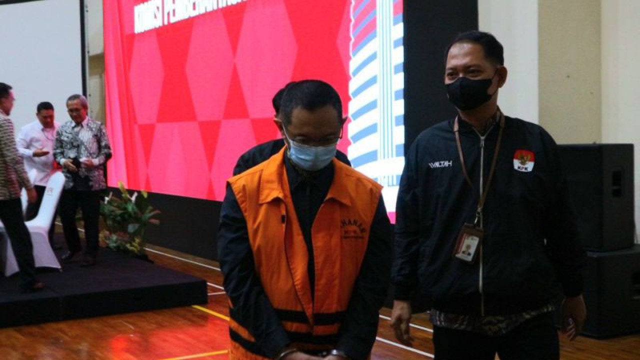 Arsip foto - Mantan Kepala Kantor Bea dan Cukai Makassar Andhi Pramono dikawal petugas usai konferensi pers di Gedung Merah Putih KPK, Jakarta, Jumat (7/7/2023). ANTARA/Fianda Sjofjan Rassat