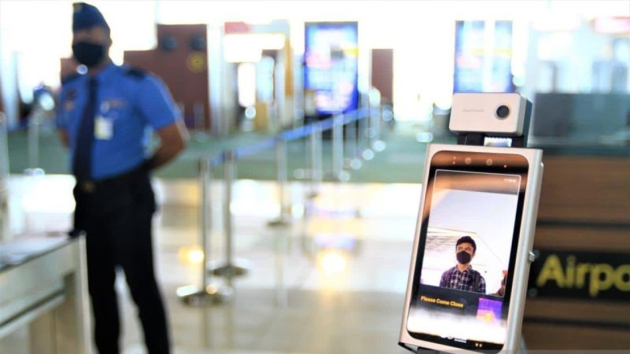 Petugas memeriksa calon penumpang yang masuk ke Bandara Internasional Minangkabau (BIM) di Padang Pariaman, Sumatera Barat, Senin, (21/8/2023). ANTARA/HO-Humas BIM.