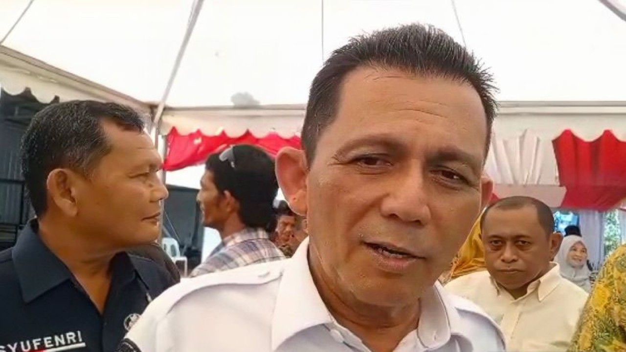 Gubernur Kepri Ansar Ahmad ditemui usai peresmian rumah singgah di Batam (ANTARA/Yude)