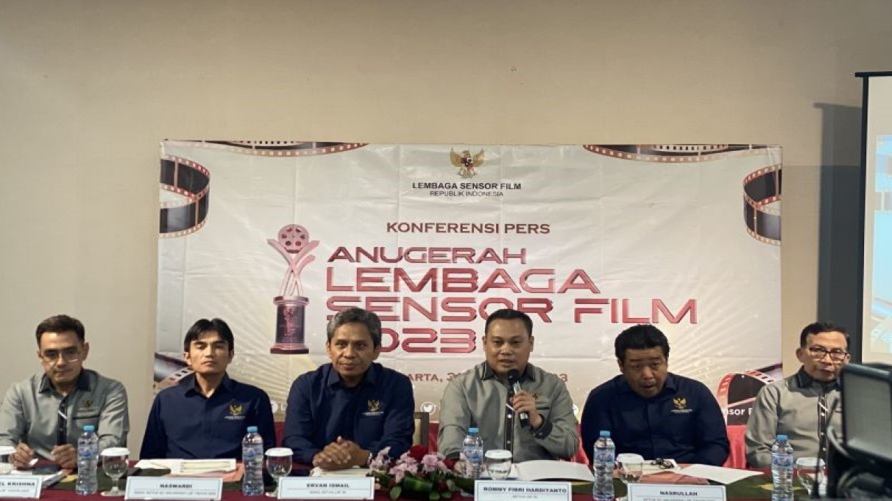 Ketua Lembaga Sensor Film Rommy Fibri Hardiyanto dalam konferensi pers di Century Park Hotel, Jakarta, Kamis (31/8/2023). (ANTARA/Astrid Faidlatul Habibah)
