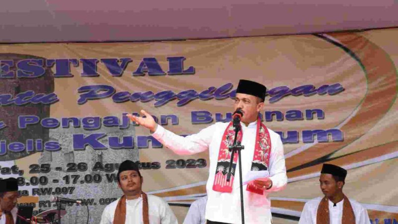 Wali Kota Administrasi Jakarta Timur Muhammad Anwar saat membuka Festival Batu Penggilingan di kawasan Pusat Industri Kecil (PIK) Penggilingan, Kecamatan Cakung, Jakarta Timur, Jumat (25/8/2023). ANTARA/HO-Kominfotik Jakarta Timur