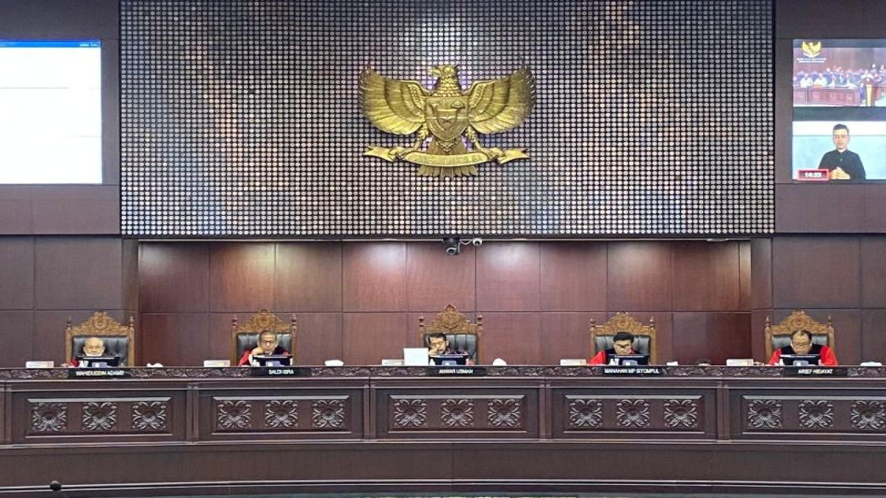 Ketua Mahkamah Konstitusi Anwar Usman (tangah) dalam sidang pengucapan putusan di Gedung MK, Jakarta, Selasa. ANTARA/Fath Putra Mulya