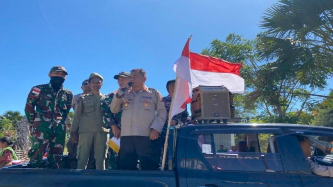 Aparta Kepolisian bersama anggota TNI di wilayah Kecamatan Amfoang Timur Kabupaten Kupang Provinsi Nusa Tenggara Timur menghimbau warga untuk memasang Bendera Merah Putih di halaman rumah dalam ragka HUT RI ke-78. (ANTARA/HO-Humas Polres Kupang)