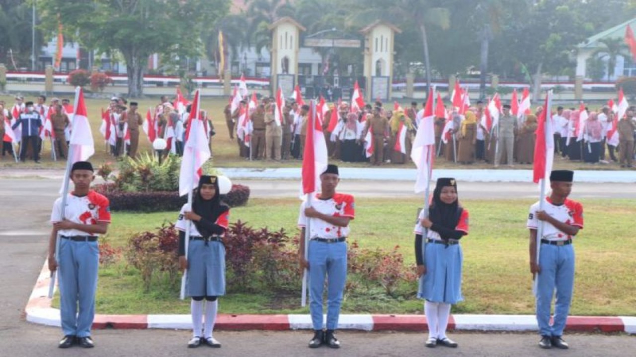 Apel pemasangan 10 juta bendera merah putih dalam rangka peringatan Hari Ulang Tahun (HUT) Kemerdekaan Republik Indonesia 2023 di halaman kantor bupati setempat, Selasa (8/8/2023) (ANTARA/Humas Pemkab Dompu)