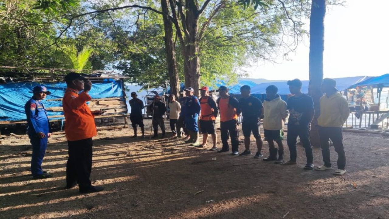 Apel yang digelar Tim SAR gabungan sebelum melakukan pencarian terhadap korban. (Antara/La Ode Muh Deden Saputra)