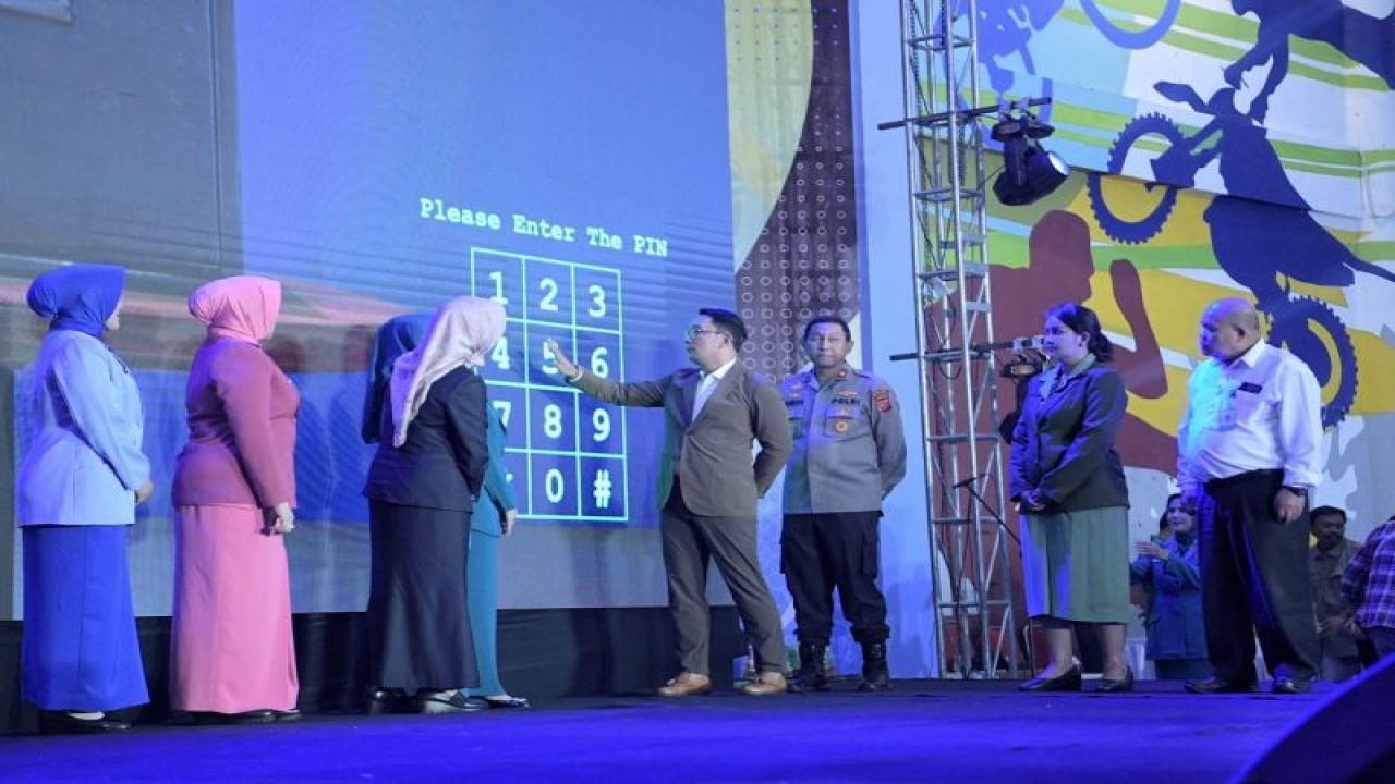 Gubernur Jawa Barat Ridwan Kamil meluncurkan aplikasi Sadarka Jabar atau Satu Data Terpadu Keluarga Jawa Barat bertepatan dengan peringatan Hari Kesatuan Gerak (HKG) PKK Ke-51 Tingkat Provinsi Jabar di Sport Jabar Arcamanik, Kota Bandung. (ANTARA/HO-Humas Pemda Jabar)