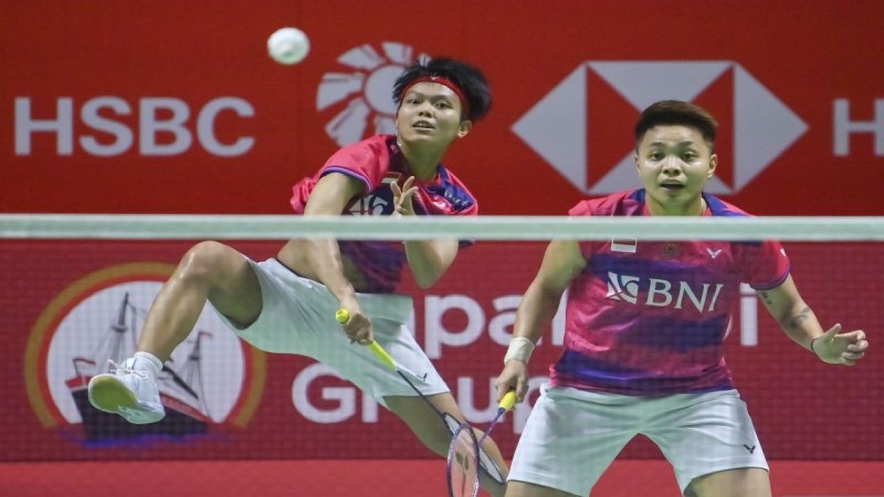 Arsip - Pebulu tangkis ganda putri Indonesia Siti Fadia Silva Ramadhanti (kiri) dan Apriyani Rahayu (kanan) mengembalikan kok ke arah lawannya ganda putri Kanada Catherine Choi dan Josephine Wu dalam babak 16 besar turnamen Indonesia Open 2023 di Istora Senayan, Jakarta, Kamis (15/6/2023). ANTARA FOTO/M Risyal Hidayat/rwa.