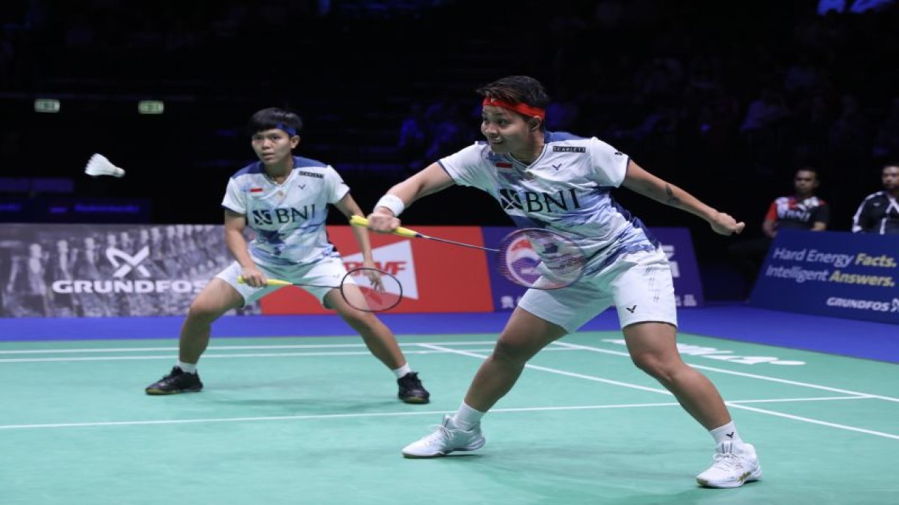 Pasangan ganda putri Indonesia Apriyani Rahayu/Siti Fadia Silva Ramadhanti saat berlaga di semifinal Kejuaraan Dunia Bulu Tangkis 2023 di Denmark, Sabtu (26/8/2023). (ANTARA/HO/PBSI)