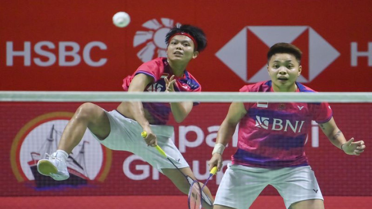 Arsip - Pebulu tangkis ganda putri Indonesia Siti Fadia Silva Ramadhanti (kiri) dan Apriyani Rahayu (kanan) mengembalikan kok ke arah lawannya ganda putri Kanada Catherine Choi dan Josephine Wu dalam babak 16 besar turnamen Indonesia Open 2023 di Istora Senayan, Jakarta, Kamis (15/6/2023). ANTARA FOTO/M Risyal Hidayat/rwa.