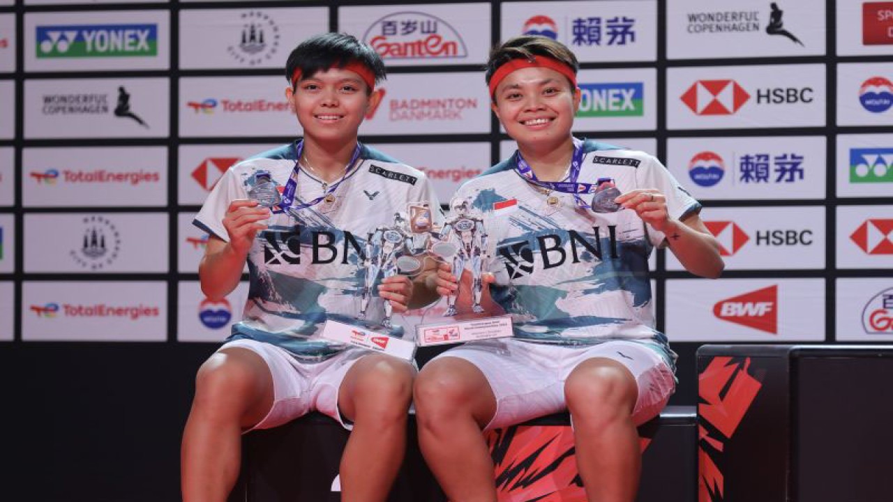 Pasangan ganda putri Indonesia Apriyani Rahayu/Siti Fadia Silva Ramadhanti berpose dengan medali perak yang mereka raih di Kejuaraan Dunia Bulu Tangkis 2023 di Denmark, Minggu (27/8/2023). (ANTARA/HO/PBSI)